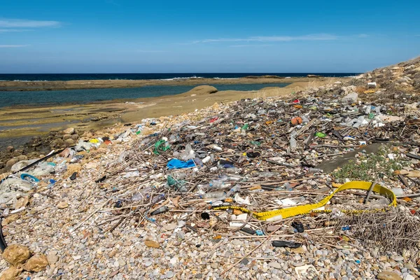 Costa suja da ilha de Chipre, lavagem de poluição nas costas — Fotografia de Stock