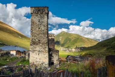 Güzel güneşli bir gün üzerinde Ushguli Köyü ile dağ peyzaj