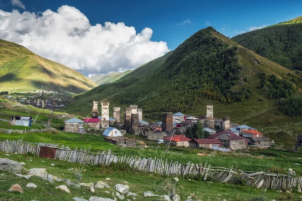 Pueblo de Ushguli, comunidad de Murkmeli y Chazhashi en Svaneti, Georgia — Foto de Stock