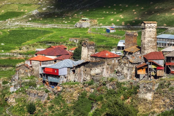 Vidéki grúz ladscape kő Svan tornyokkal az Ushguli Közösségben — Stock Fotó