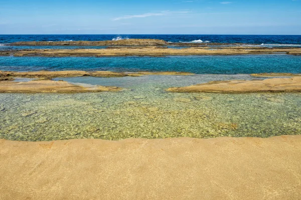 Côte insulaire sauvage de Chypre avec des formations de grès et mer Méditerranée bleue — Photo