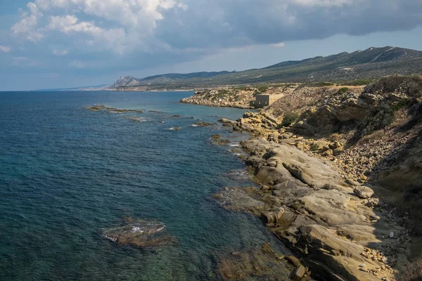 Береговая линия Северного Кипра с заливом и древними греческими руинами — стоковое фото