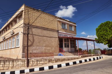 Ekim 2015, Dipcarpaz, Kuzey Kıbrıs - Güneşli bir günde Kıbrıs adasında Rizokarpaso Okulu