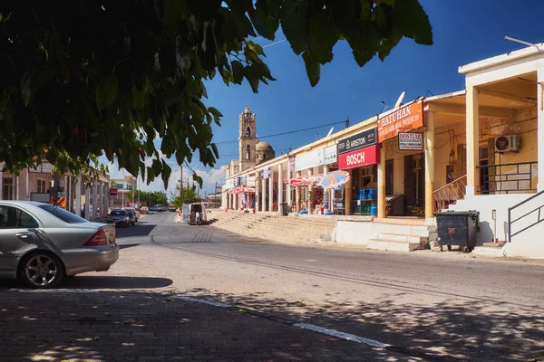 Octubre 2015, Dipcarpaz, Norte de Chipre - calle central de la ciudad de Dipkarpaz en el Norte de Chipre —  Fotos de Stock