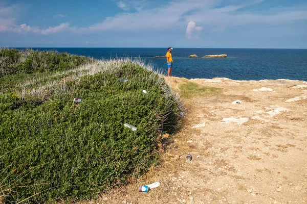 Kuzey Kıbrıs'ta Akdeniz kıyı şeridinde çöp — Stok fotoğraf