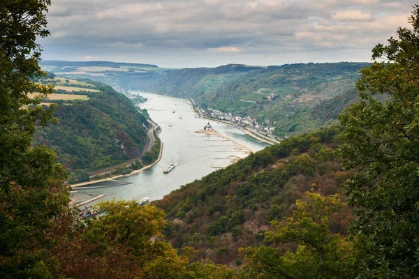 Вид с воздуха через деревья на реке Рейн с смотровой площадки на туристический маршрут на холмах штата Гессен в Германии — стоковое фото