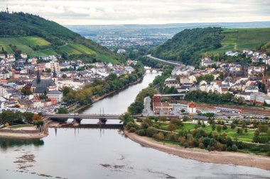 Küçük alman kasabası, tarım alanı, orman, bağ ve turistik rota ile Peyzaj. Gözlem noktasından yapılmış atış