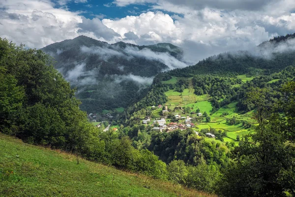 Paisagem georgiana de montanhas Svaneti com pequena aldeia e torres svan — Fotografia de Stock