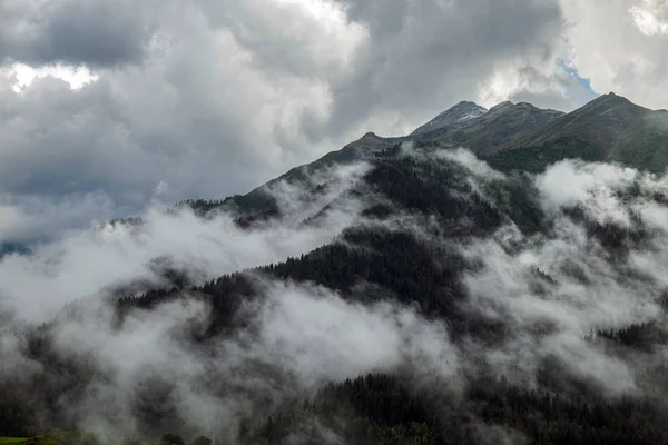 Paisagem sombria com nuvens e montanhas no país Svanety Georgia — Fotografia de Stock