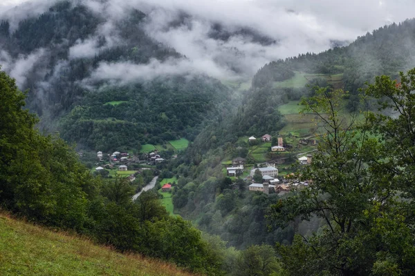Küçük köy ve svan kuleleri ile Svaneti dağlarının Gürcü manzara — Stok fotoğraf