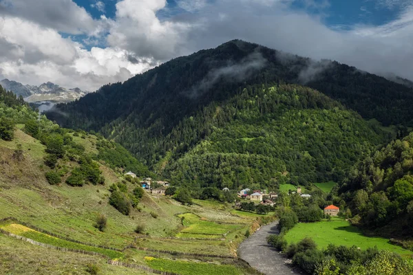 Kilátás a Bogreshi falu és a kis folyó hegyekben Svaneti Grúzia — Stock Fotó