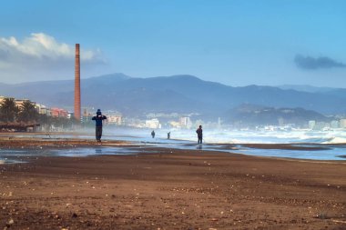Endülüs, İspanya. Fırtınalı bir günde Alboran Denizi ile manzara, Malaga plaj, dağlar, şehir ve liman