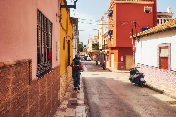 Malaga eteklerinde Güneşli sokak ve turist sırt çantası ile yürüyerek. Endülüs. İspanya — Stok fotoğraf