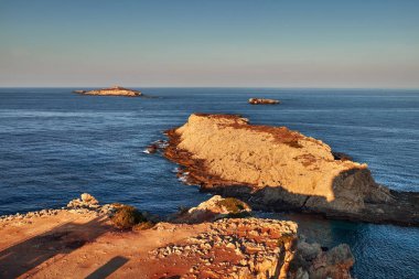 Kıbrıs adasının kuzey-doğu ucundaki Kleides Adaları'na bakış.
