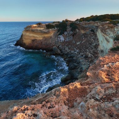 Gün batımı ışığında Kuzey Kıbrıs Dipkarpaz milli parkı bir sahil şeridi görünümü