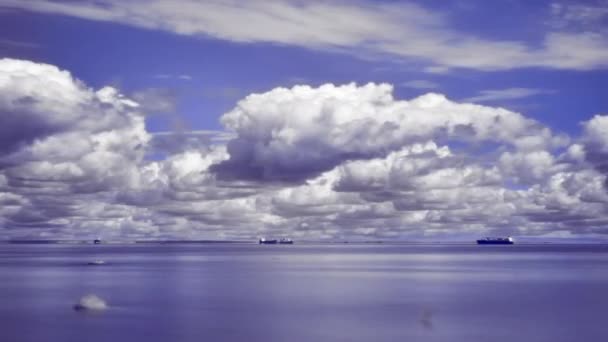 船と変化する夏雲と海の4k長時間露光赤外線タイムラプス — ストック動画