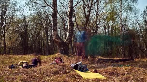 Bulanık insanlarla erken ilkbaharda trekking sırasında bir aile paketleme çadırı uzun pozlama timelapse — Stok video
