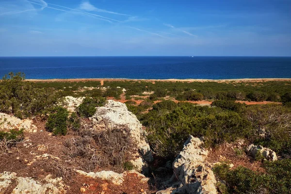Vista para o parque nacional de Dipkarpaz e mar Mediterrâneo de uma colina em um dia ensolarado — Fotografia de Stock