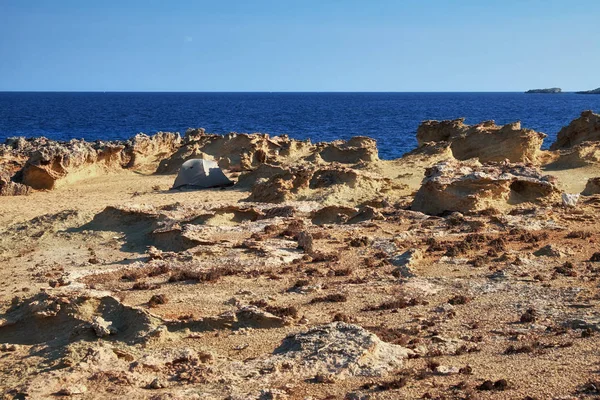 Kuzey Kıbrıs Dipkarpaz milli parkında Akdeniz'in kumtaşı çöl kıyı şeridinde duran beyaz turist çadırı — Stok fotoğraf