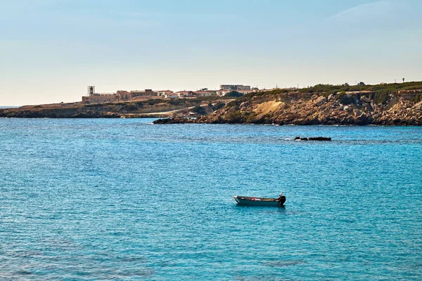 Paesaggio soleggiato della costa mediterranea all'estremità orientale di Cipro del Nord — Foto Stock