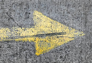 Sokakta Kazınmış Sarı Ok Trafik İşareti