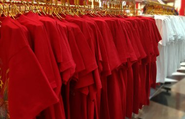 Rafasılı Kırmızı ve Beyaz T-Shirt Bir Satır