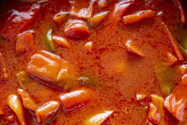 Yiyecekler. Kırmızı Pepper Lecho Pişirme.