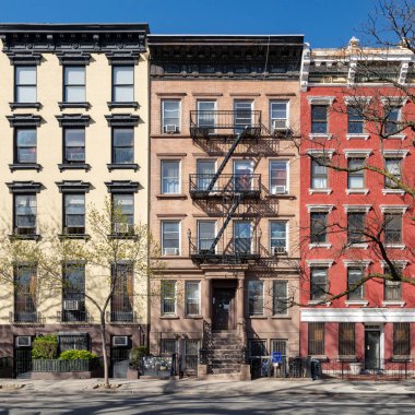 Tompkins Meydanı Parkı Doğu Köyü Manhattan'ın New York City NYC boyunca renkli eski binalar