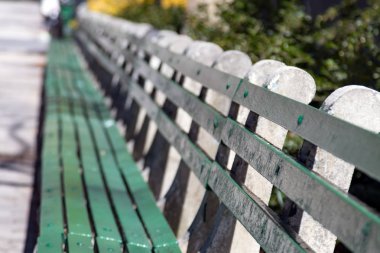 Manhattan, New York City Nyc boş parkta bankta güneş ışığı parlıyor