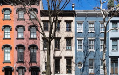 Manhattan New York City NYC Gramercy Park Mahallesi'nde renkli eski binaların üstünde pencere eşiği satırları