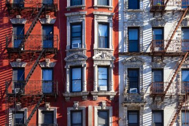New York City tarzı mimarisi ve arka plan windows üzerinde eski bir apartmanı Manhattan'ın East Village yangın merdivenleri