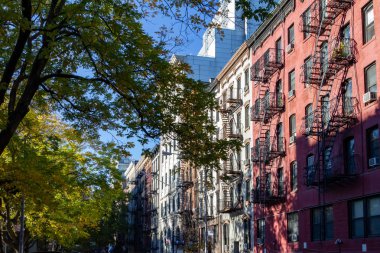 New York City NYC Manhattan East Village eski binaların renkli blok