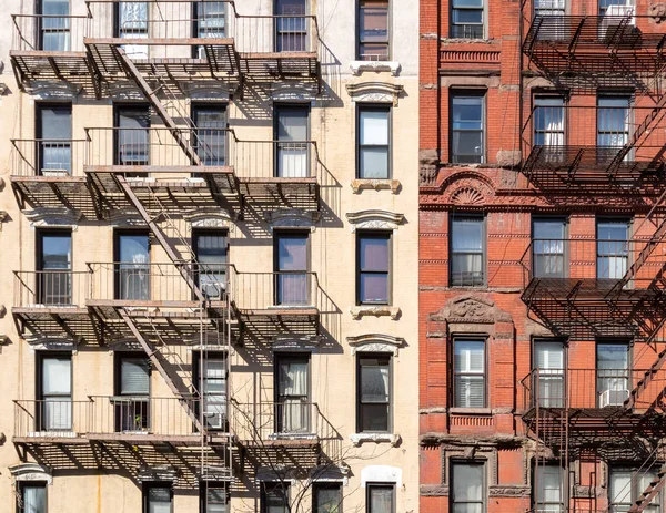 New York Eski Tarihi Binaların Üzerinde Windows Yangın Duvarı Kaçar — Stok fotoğraf