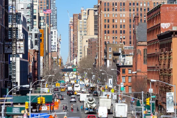New York City Nyc Manhattan Chelsea mahalle boyunca sokakları astar insanlar ve arabalar ile 10th Avenue aşağı Havai görünümü