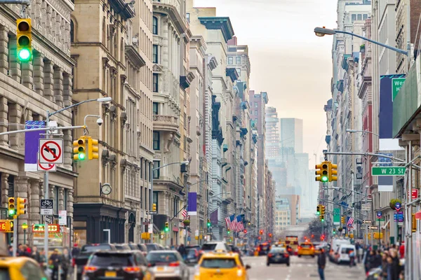 New York'ta Broadway'i, Manhattan şehir merkezinde ki caddeyi astarlayan insanlar ve arabalar ile görüntüleyin
