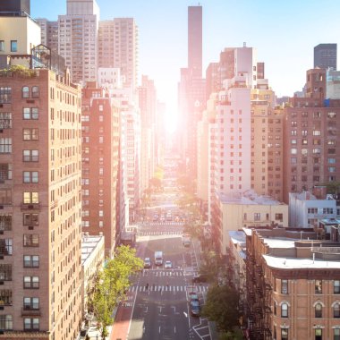 Manhattan 'ın göbeğindeki işlek caddenin yukarıdan görünüşü güneş ışığı alan New York City