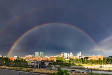 Çift gökkuşağı yukarıda Denver, Colorado'da bir fırtına sonra şehir manzarası