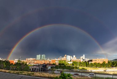 Çift gökkuşağı yukarıda Denver, Colorado'da bir fırtına sonra şehir manzarası