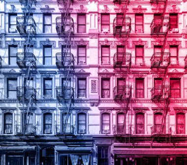 Manhattan 'ın Aşağı Doğu Yakası' ndaki eski apartman binası, New York Pembe ve Mavi renkli döküm efektli