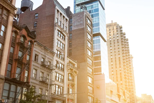 Sunlight Refleksji Nad Oknami Zabytkowych Budynków Wzdłuż 23Rd Street Manhattanie — Zdjęcie stockowe