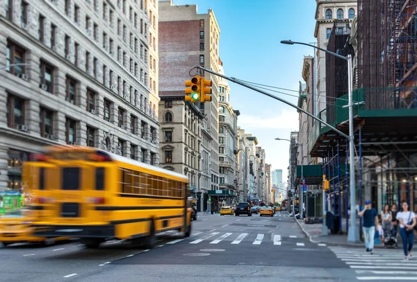 Żółty Autobus Rozmyty Ruchu Jadąc Szybko Fifth Avenue Manhattanie New — Zdjęcie stockowe