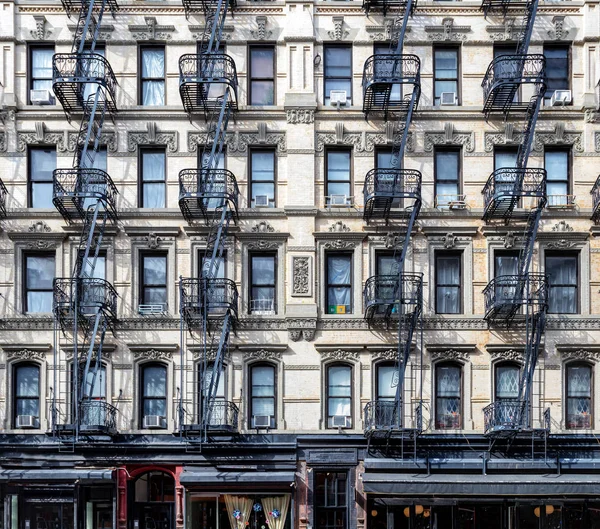 Parede Janelas Antigo Prédio Apartamentos Bairro Lower East Side Manhattan — Fotografia de Stock