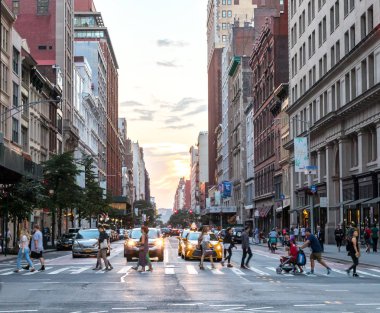NEW YORK CITY - HAZİRAN 2018: Kalabalık kalabalık Manhattan 'da 23. Cadde ile 5. Cadde' nin kesişiminde yürüyor..