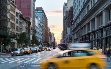 New York City - Temmuz, 2018: Manhattan silüetinin arka planında gün batımının renkli ışığıyla 23..