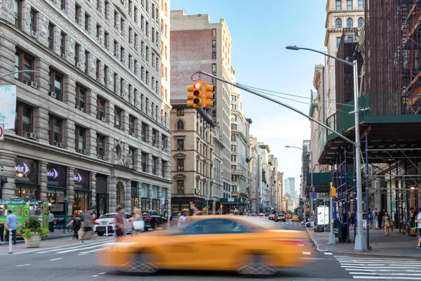 Nova Cidade Iorque Julho 2018 Táxi Amarelo Acelera Multidões Que — Fotografia de Stock