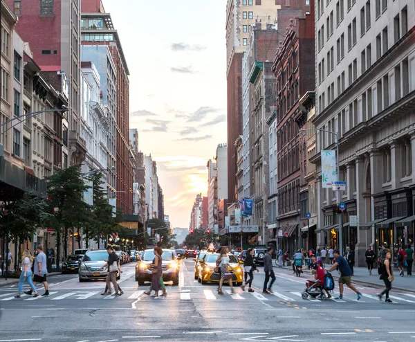 Νεα Υορκη Ιουλιοσ 2018 Πλήθος Κόσμου Διασχίζει Την Πολυσύχναστη Διασταύρωση — Φωτογραφία Αρχείου