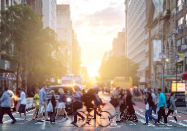 Ember Lovaglás Kerékpár Keresztezi Kereszteződés Tömegek Emberek Utca Sugárút Manhattan — Stock Fotó