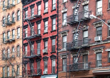 Manhattan, New York 'taki Greenwich Village mahallesindeki Carmine Caddesi boyunca binalar