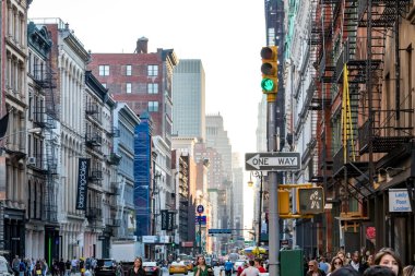 NEW YORK CITY, CIRCA 2018: Broadway ve Spring Street kavşağı SoHo Manhattan, New York 'ta kaldırımlarda yürüyen insanlarla dolu.