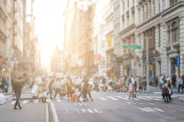 Kalabalık kalabalık Manhattan, New York 'taki SoHo mahallesinde Broadway ve Spring Caddesi' nin kesişiminde yürüyor.